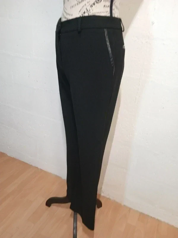 Pantalon noir droit avec détail simili cuir aux poches Emma & Caro – Taille 38 ( – photo 6